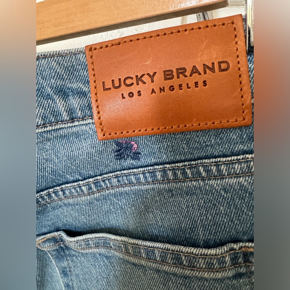 NWOT Embroidered Lucky Brand Mid Rise
Boyfriend Floral Jeans, Sz 6 - Picture 5 of 12
